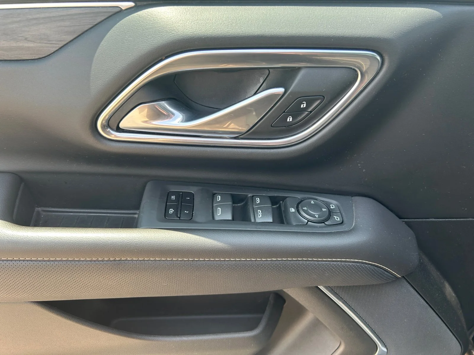 Used 2023 Black GMC SLT 4WD Leather Sunroof 5.3L image 18