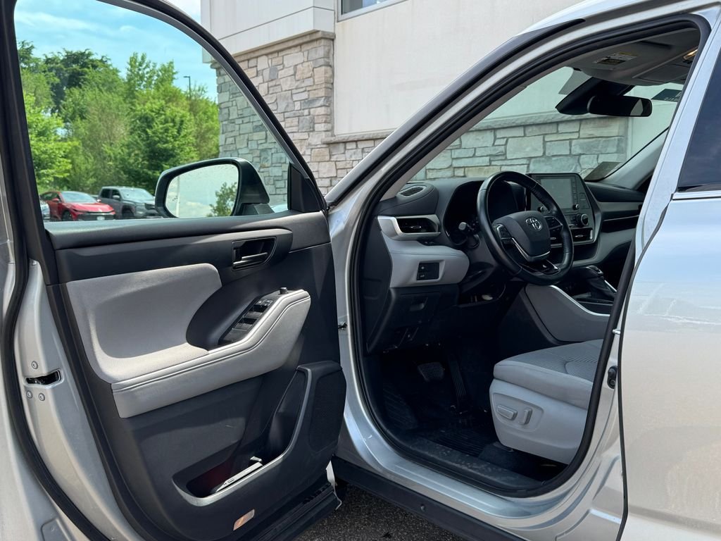2021 Toyota Highlander LE - Photo 32