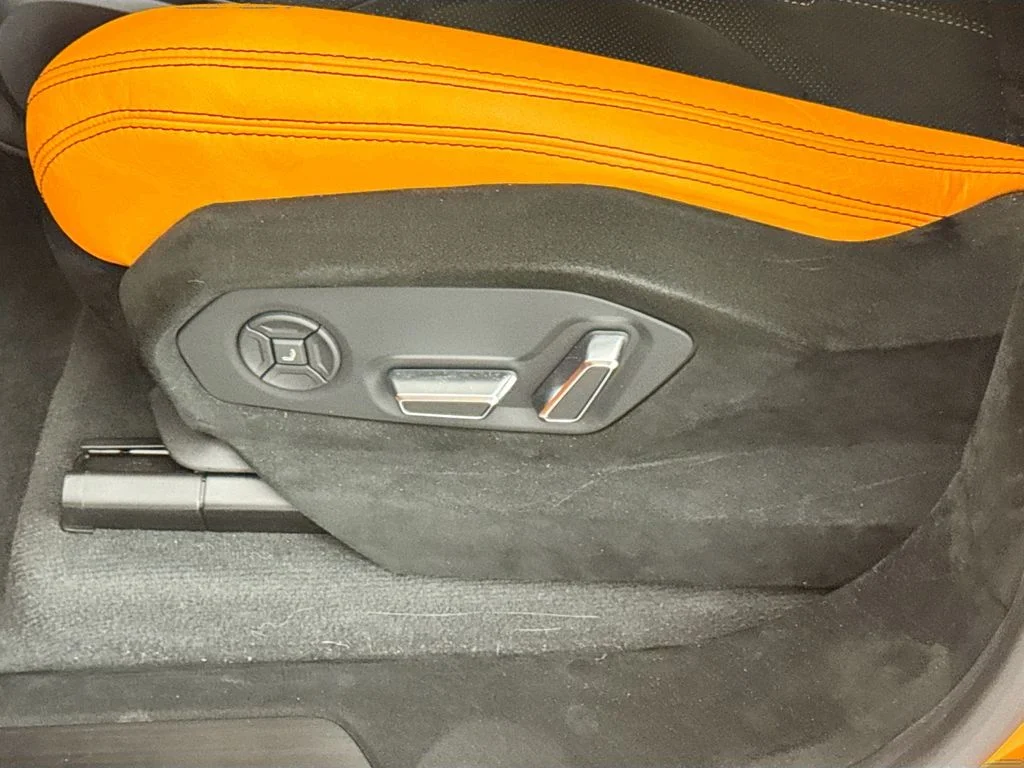 Used 2023  Lamborghini Performante image 21