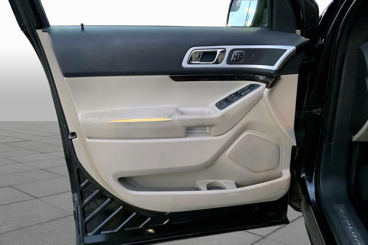 Used 2014 Tuxedo Black Metallic Ford Limited image 19