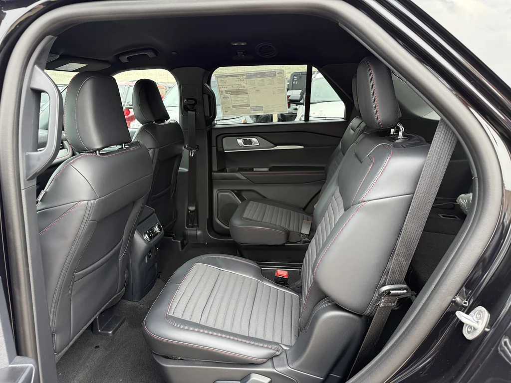 New 2027 Agate Black Metallic Ford ST-Line image 6