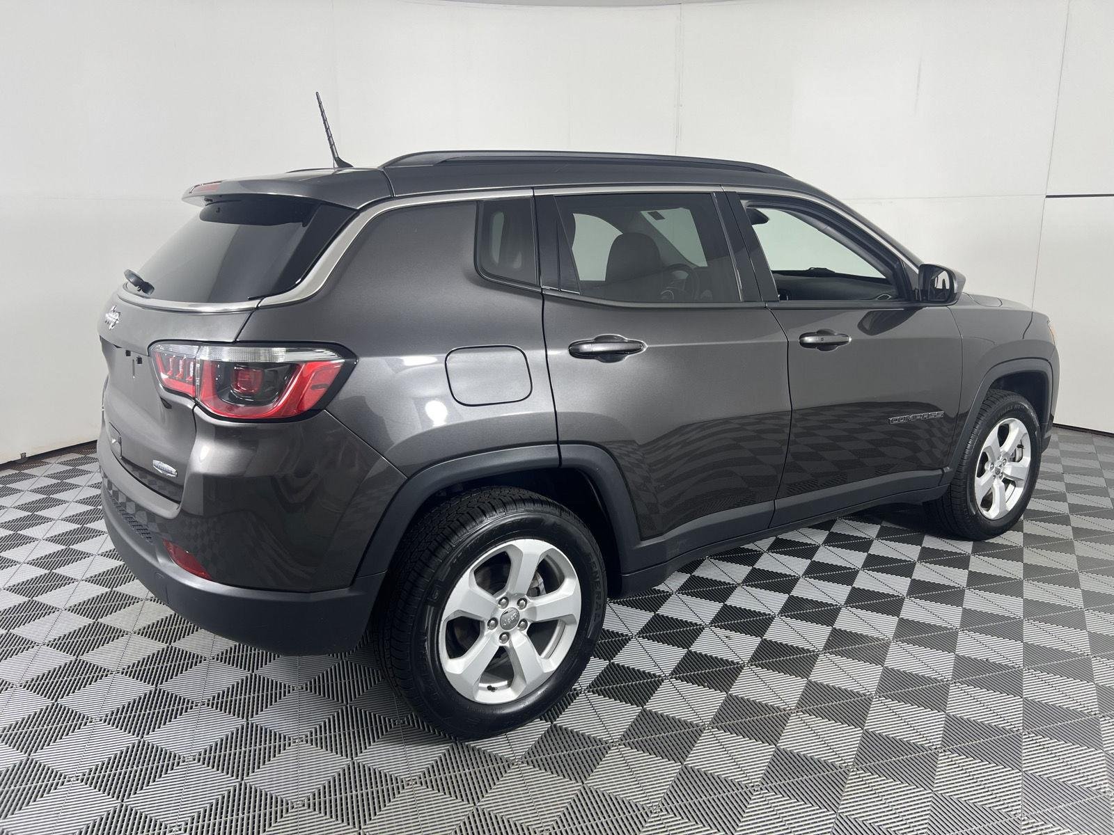 Used 2018 Granite Crystal Metallic Clearcoat Jeep Latitude image 10