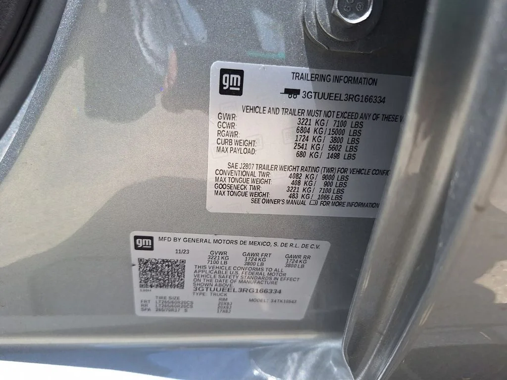 Used 2024 Silver GMC AT4 image 33
