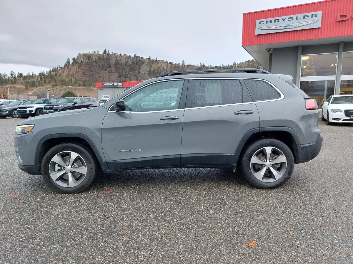 Used 2022 Grey Jeep Limited 4x4 image 10