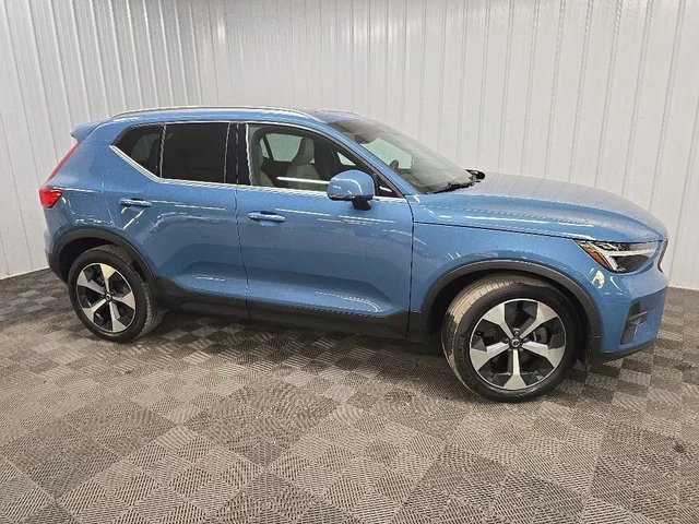 2023 Volvo XC40 B5 Plus Bright Theme