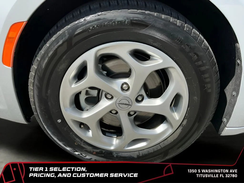 Used 2024 Silver Chrysler Limited image 38