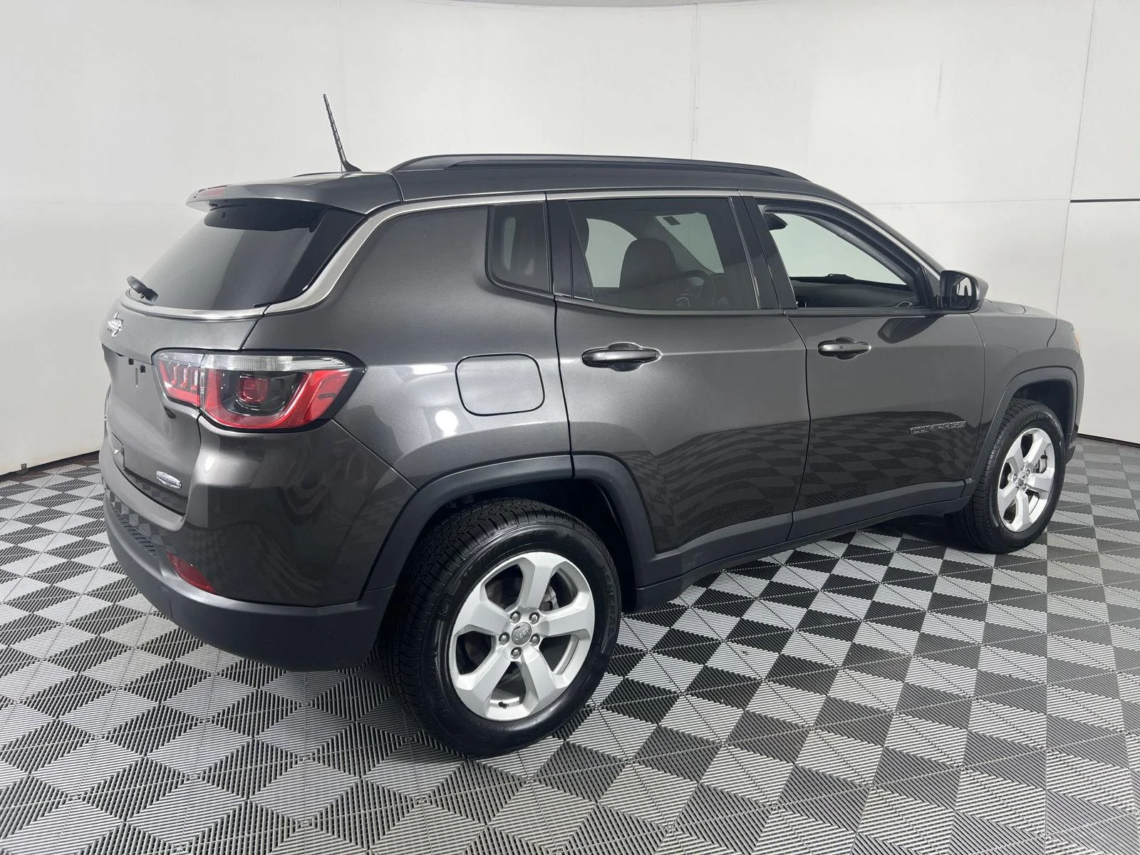 Used 2018 Granite Crystal Metallic Clearcoat Jeep Latitude image 10