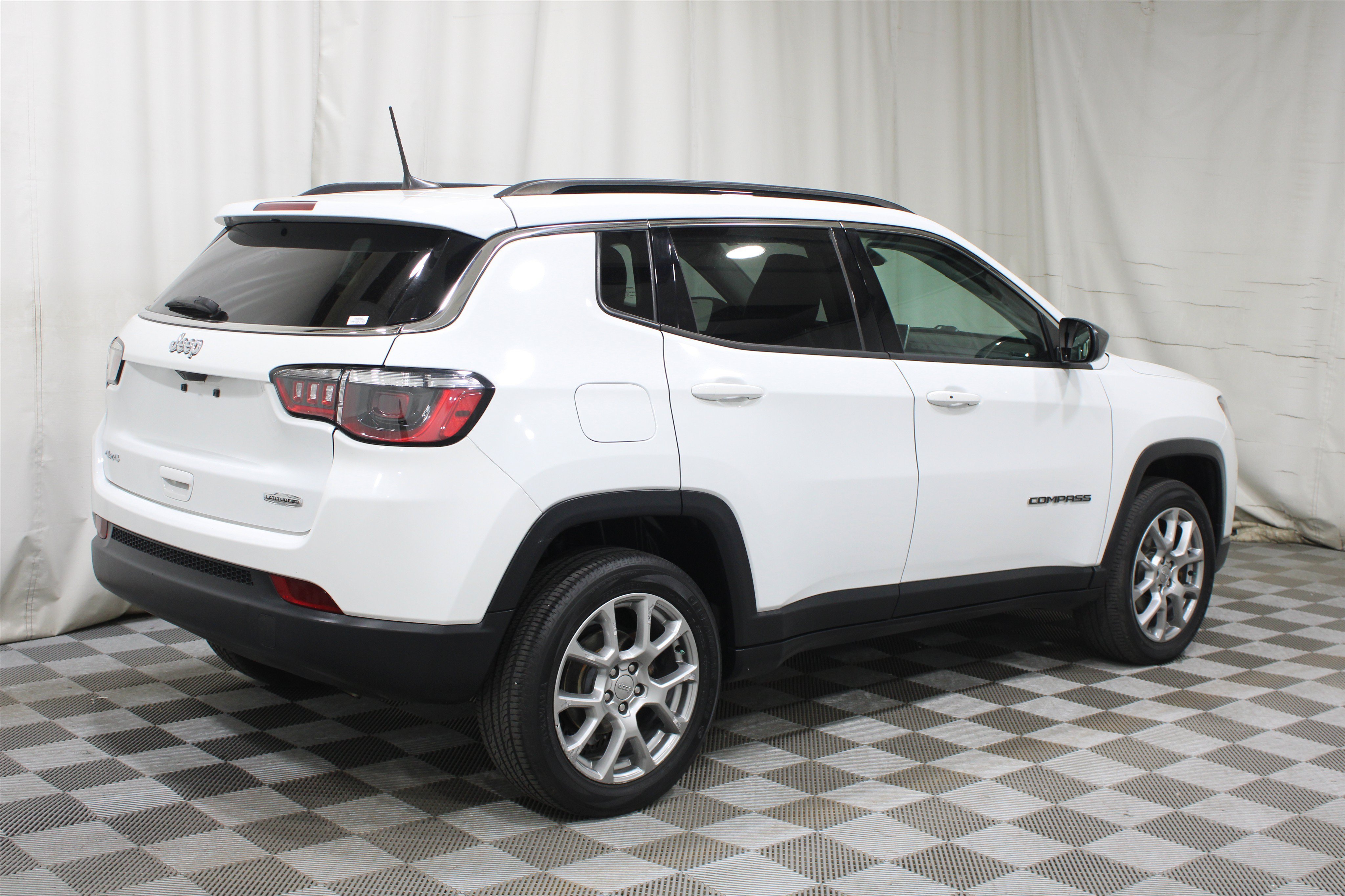 Used 2022 Bright White Clearcoat Jeep Latitude Lux 4x4 image 29
