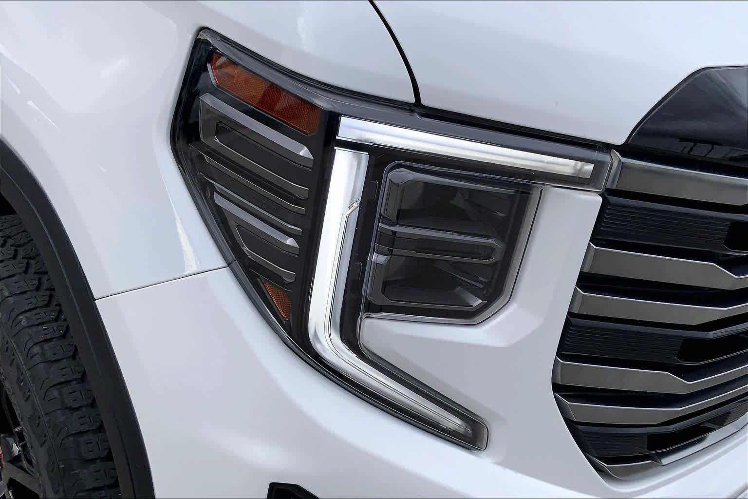 Used 2025 Summit White GMC AT4 image 28