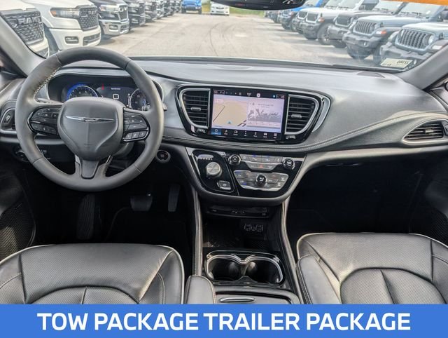 Used 2025 White Chrysler Limited image 27