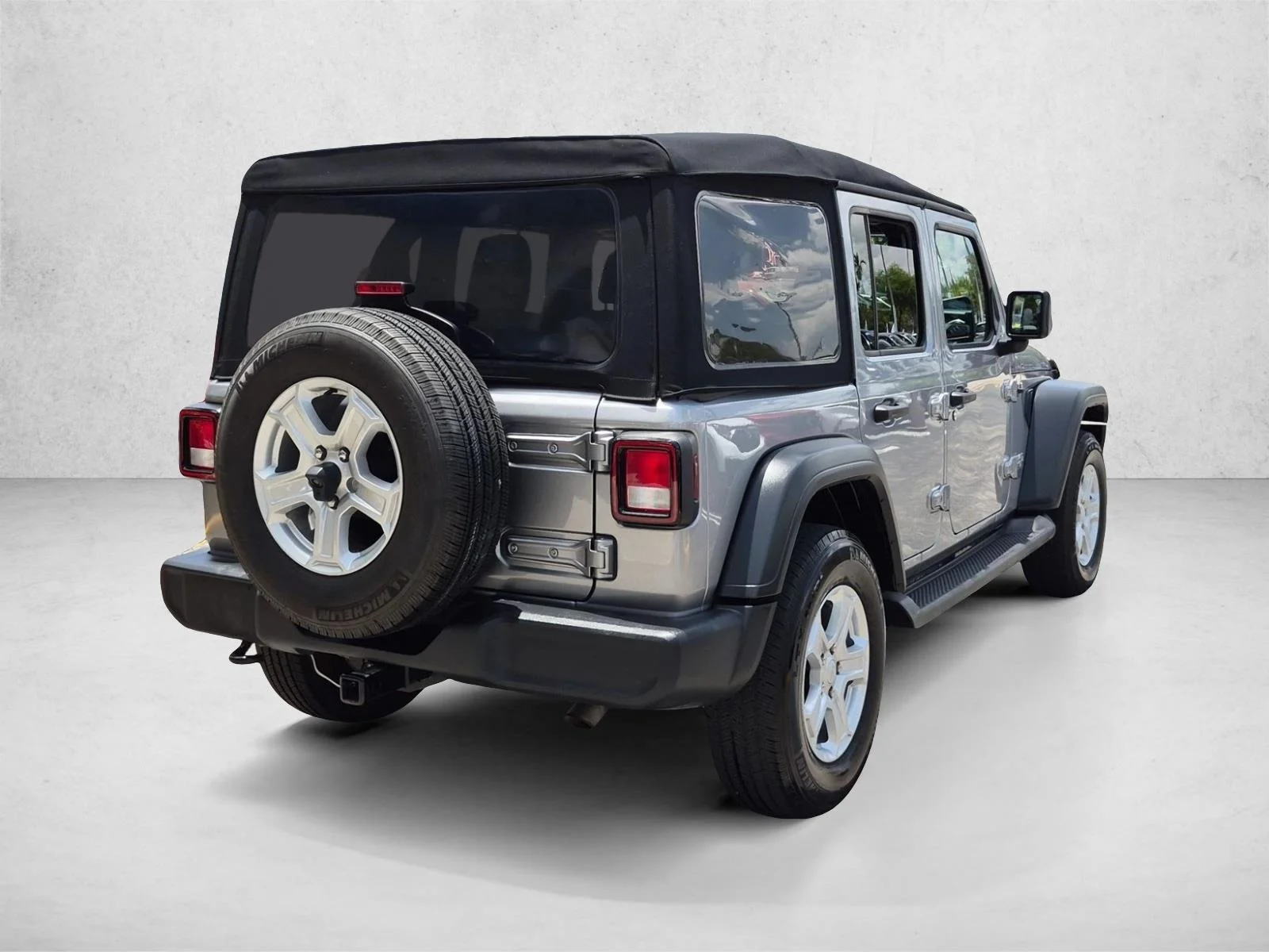 Used 2019 Billet Silver Metallic Clearcoat Jeep Sport S image 5