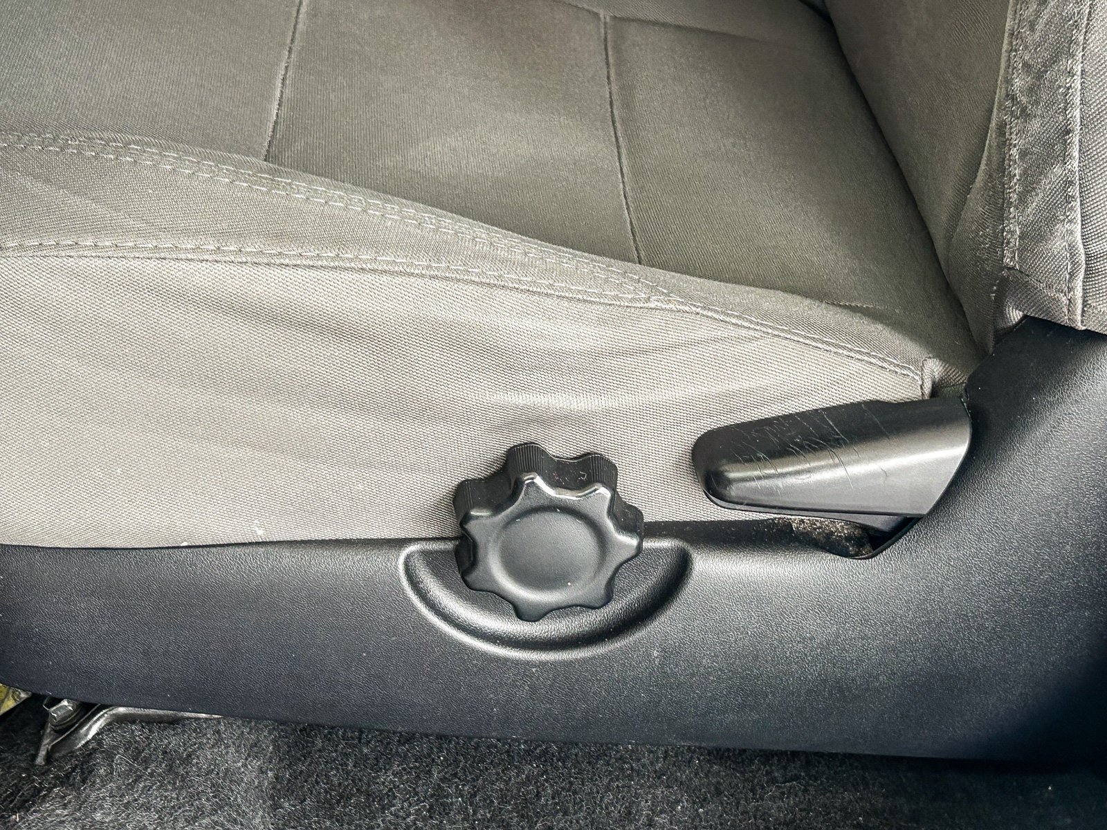 Used 2018 MAGNETIC GRAY MET TOYOTA TRUCK SR5 image 22