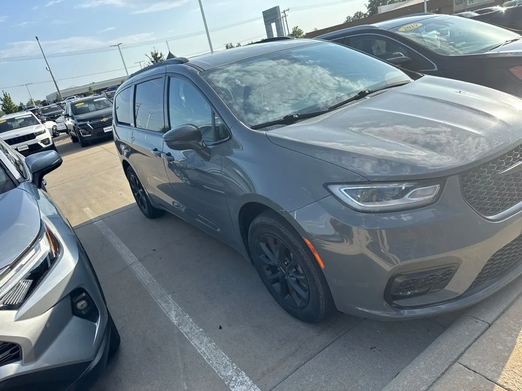 Used 2021 White Chrysler Touring L image 6