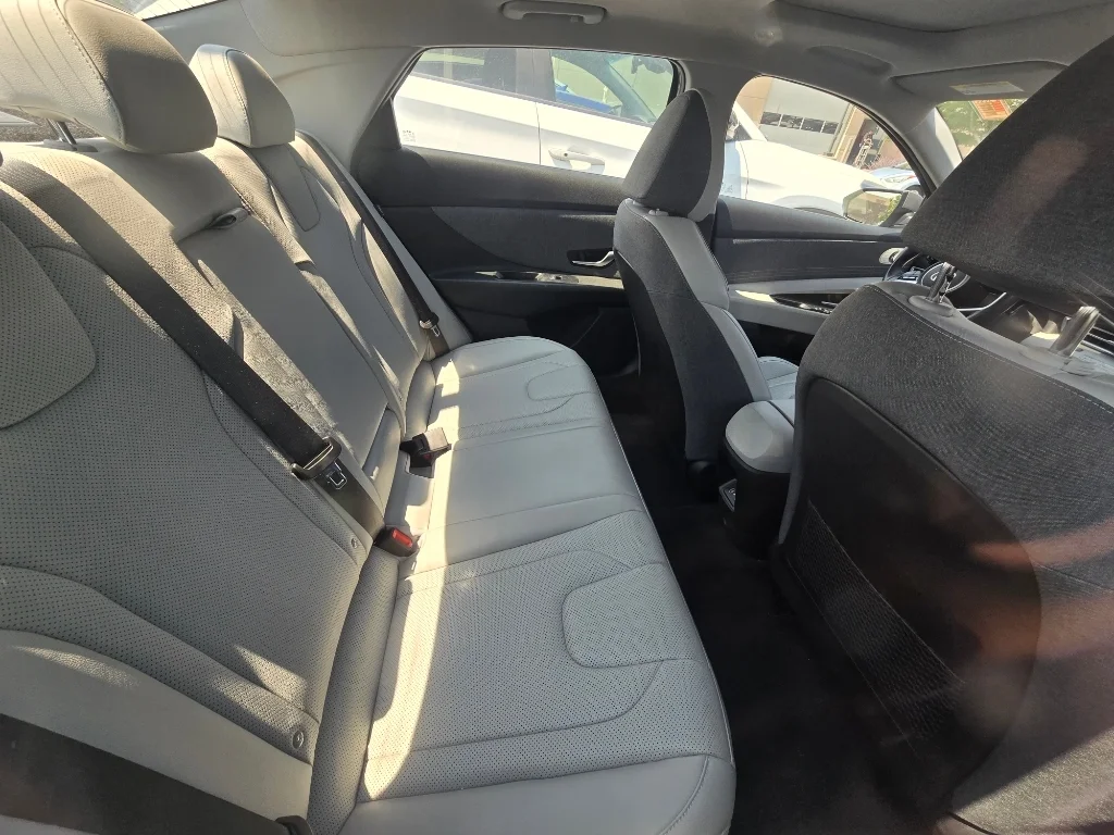 Used 2025 Fluid Metal Hyundai Limited image 11