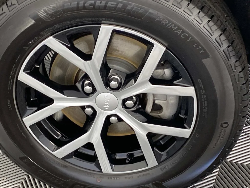 Used 2024 Diamond Black Jeep Limited image 26