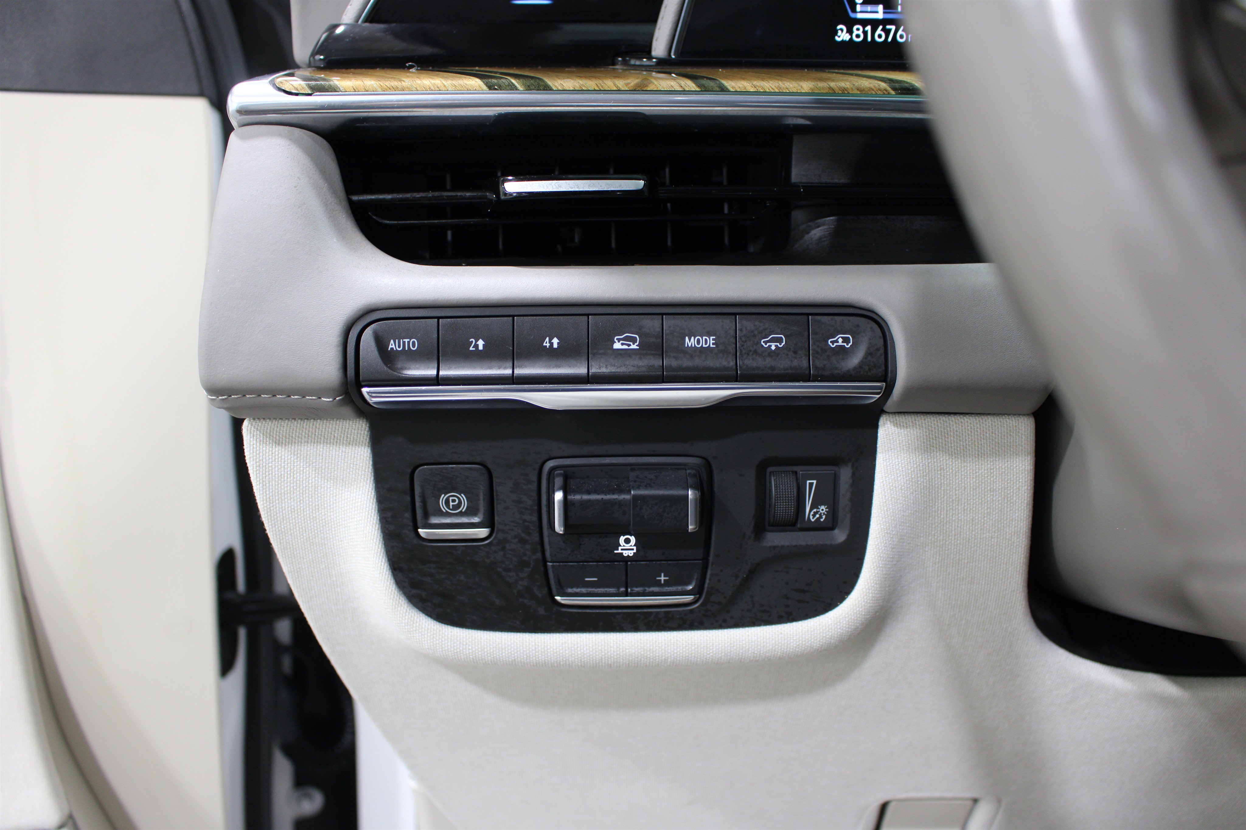 Used 2023 Crystal White Tricoat Cadillac 4WD Sport Platinum image 9