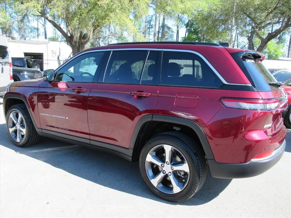 New 2026 Velvet Red Pearl-Coat Exterior Paint Jeep Limited image 4