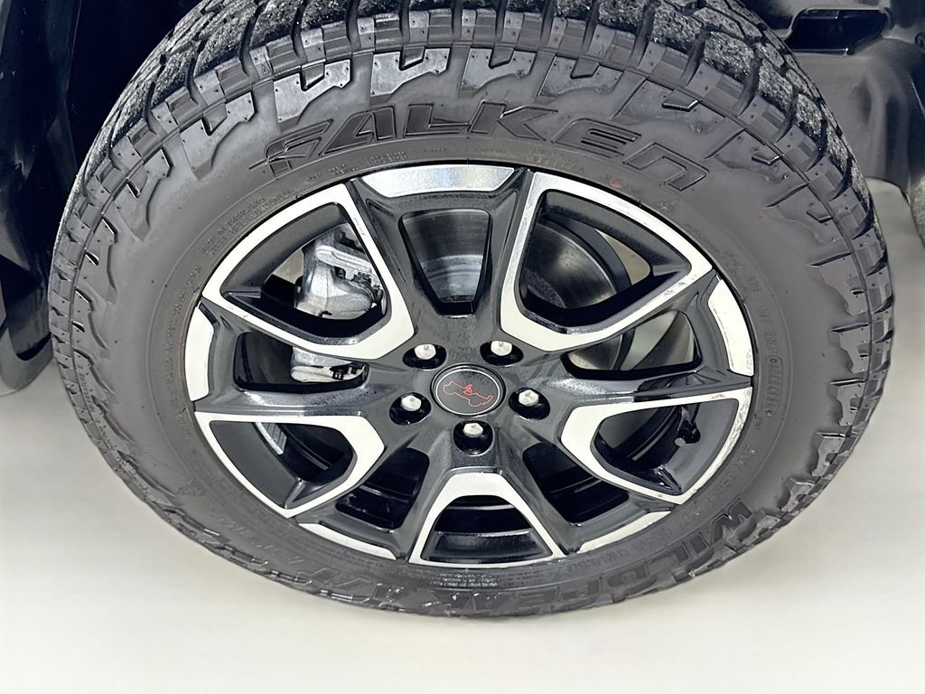Used 2025 Hydro Blue Pearlcoat Jeep Trailhawk image 39