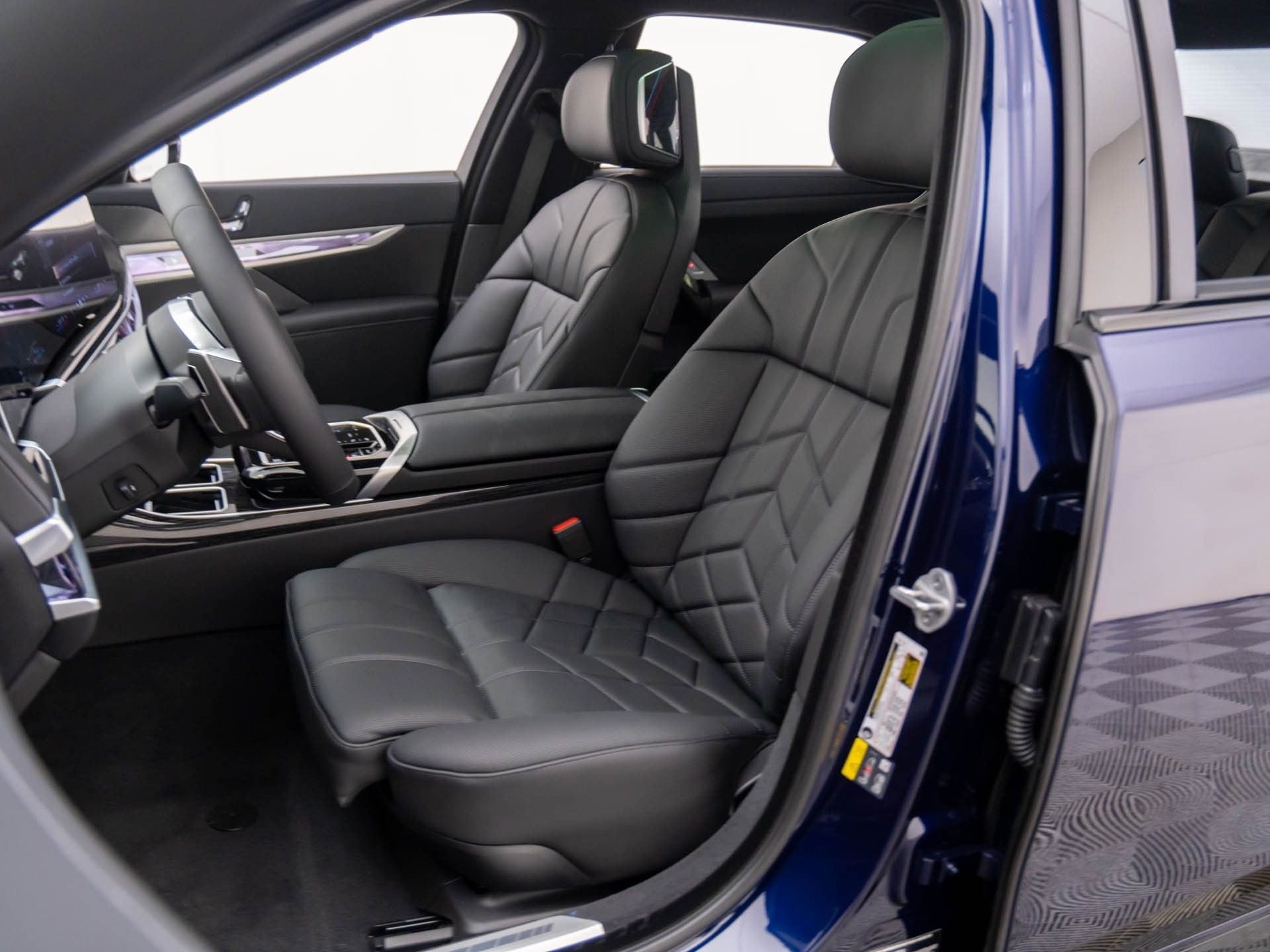 New 2026 Tanzanite Blue II Metallic BMW 750e xDrive image 16