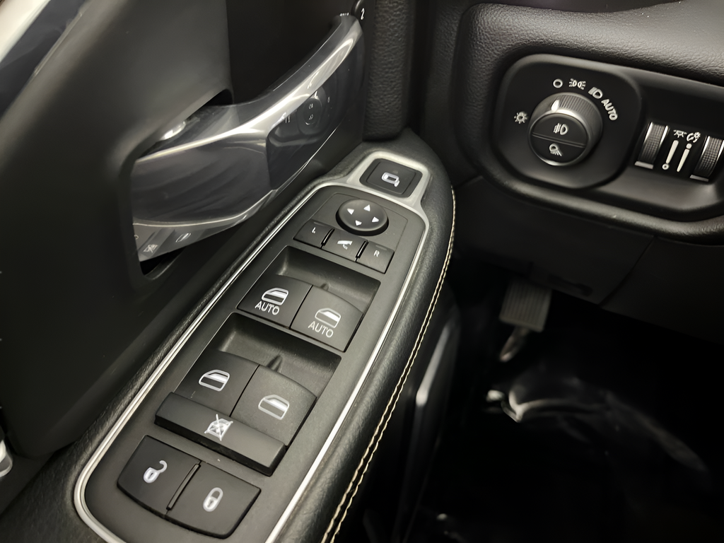 Used 2022 Silver Ram Laramie image 20