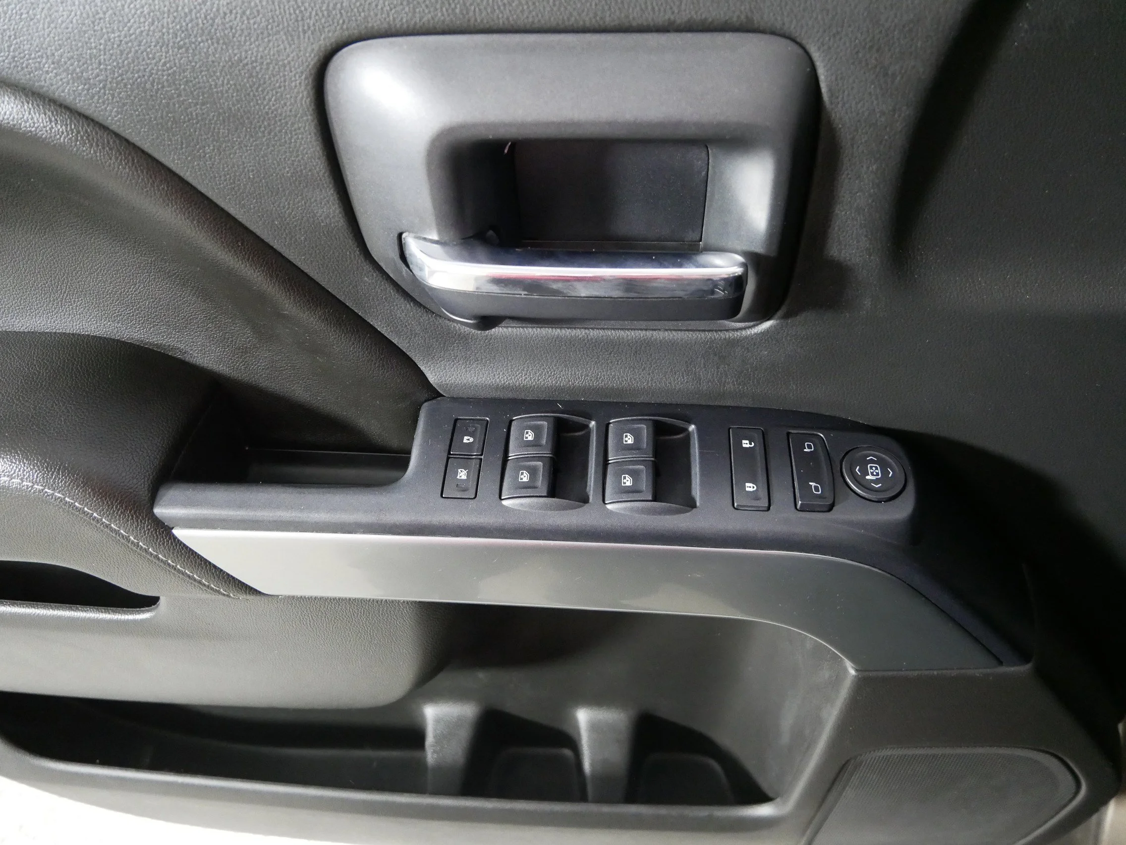 Used 2015 Brownstone Metallic Chevrolet LT image 19