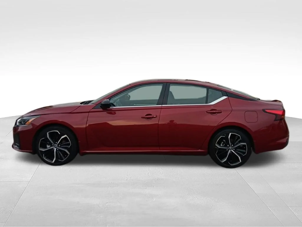 Used 2025 Scarlet Ember Nissan 2.5 SR image 7