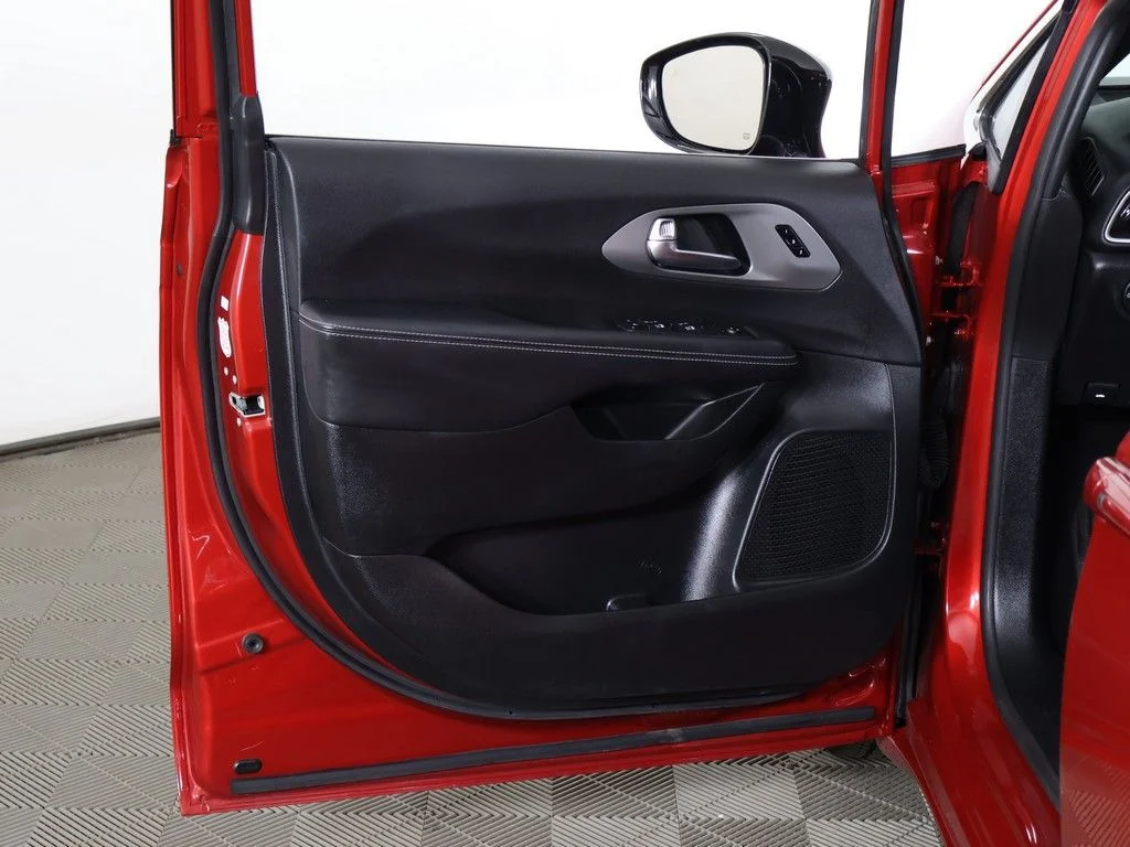 Used 2025 Red Chrysler Select image 24