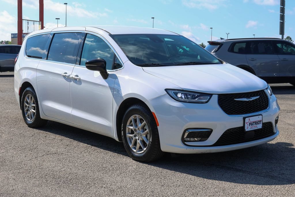 2024 Chrysler Pacifica Touring L's photo