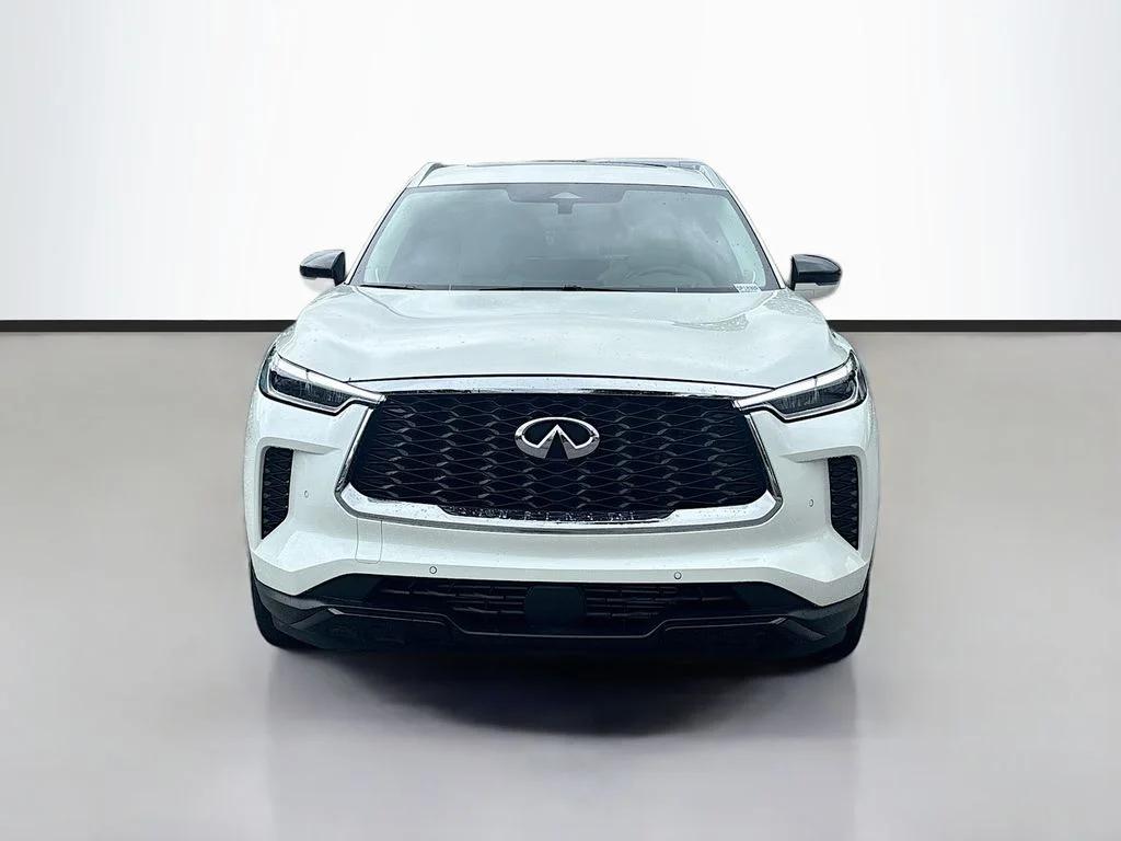 Used 2025 White INFINITI LUXE image 8