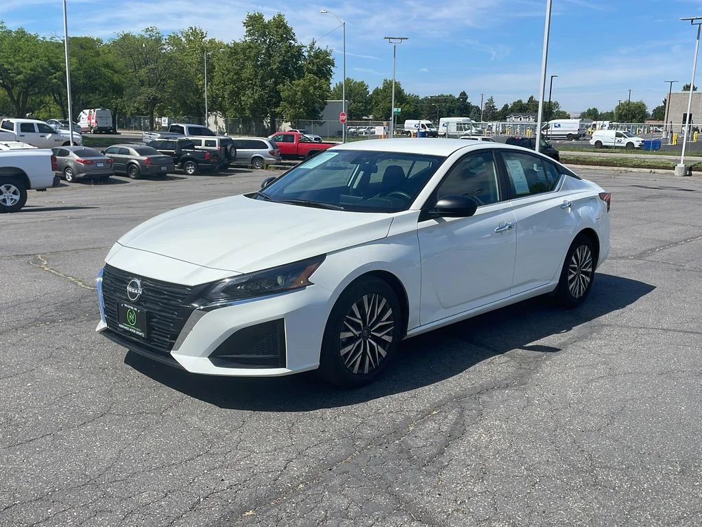 Used 2025 Glacier White Nissan SV image 3