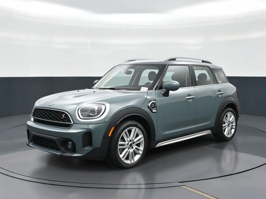 Used 2023 Green MINI Signature image 1