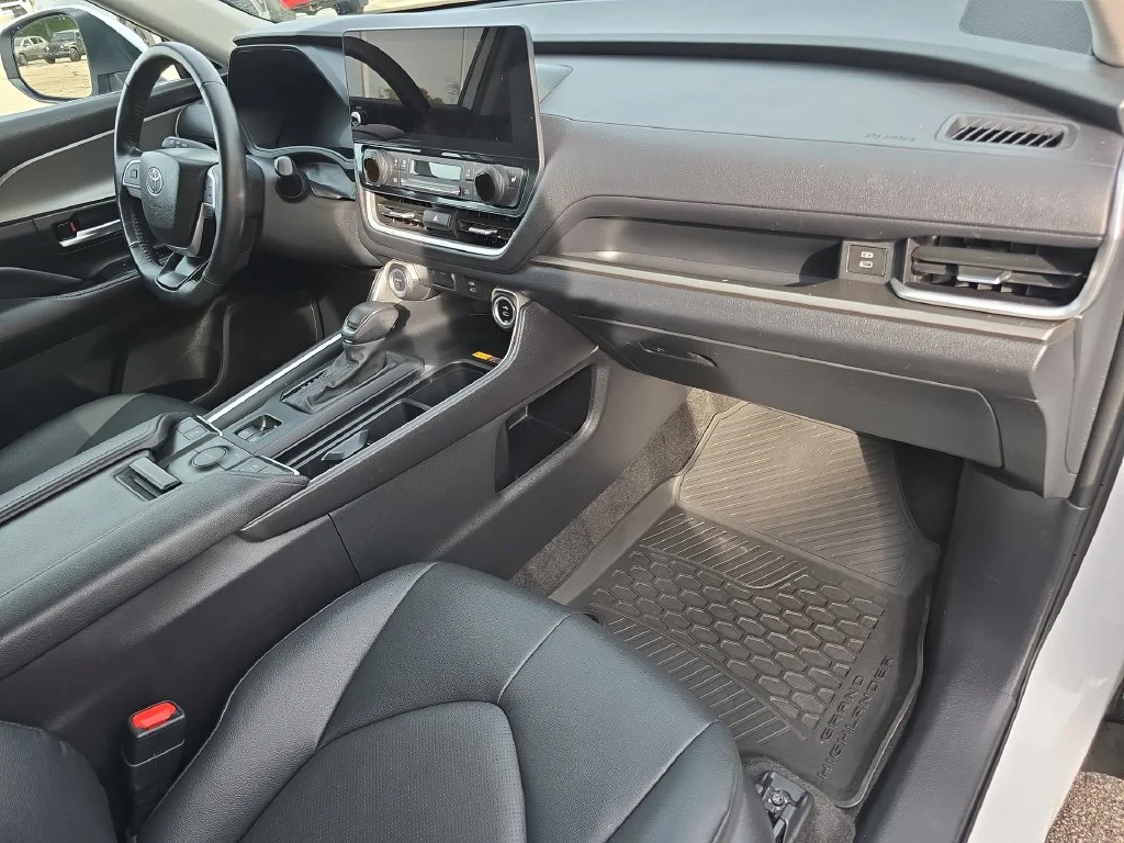 Used 2024  Toyota XLE image 39