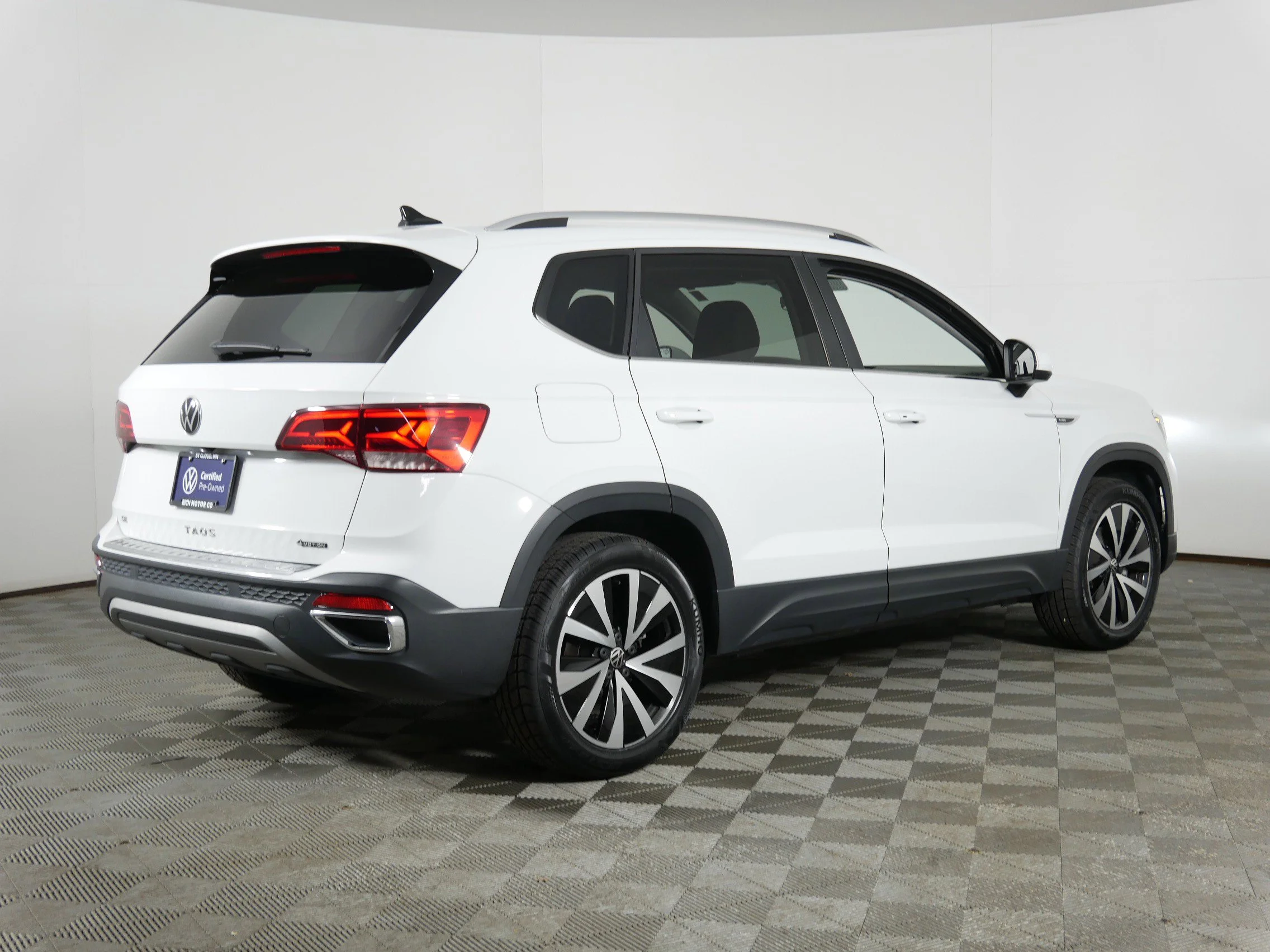 Certified Used 2023 Pure White Volkswagen SE image 7