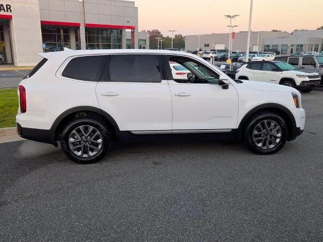 Used 2025 White Kia LX image 16