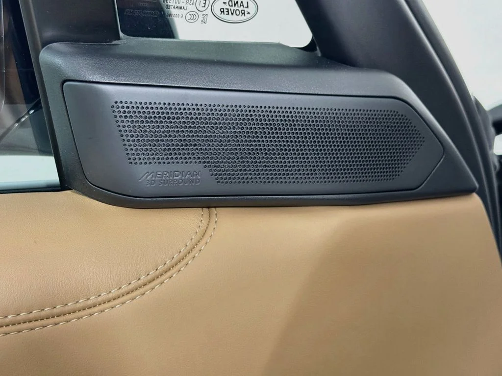 Used 2025 White Land Rover SE image 19