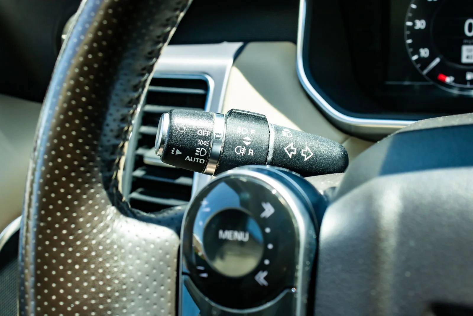 Used 2019 White Land Rover HSE image 23