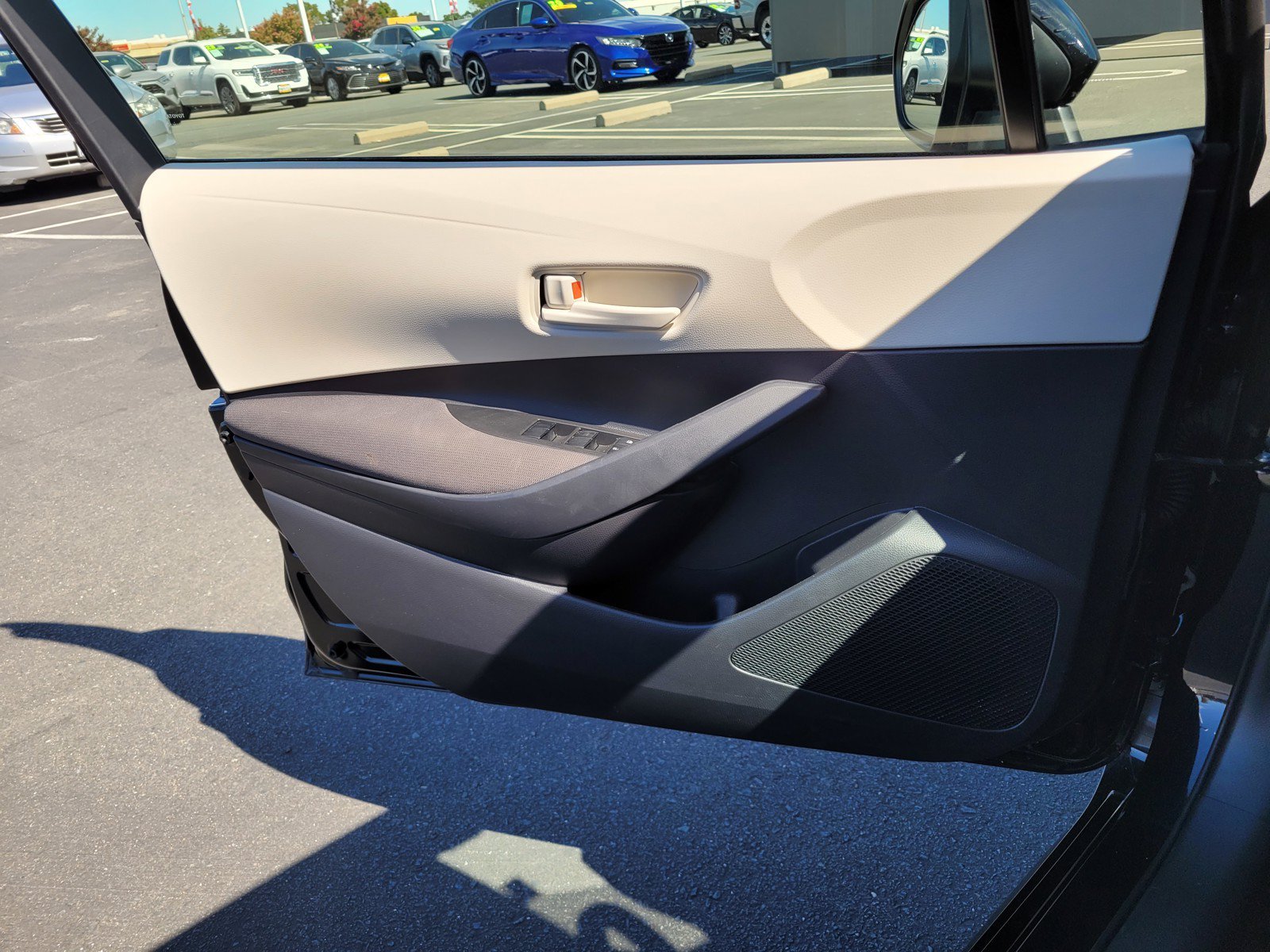 Used 2025  Toyota LE image 27