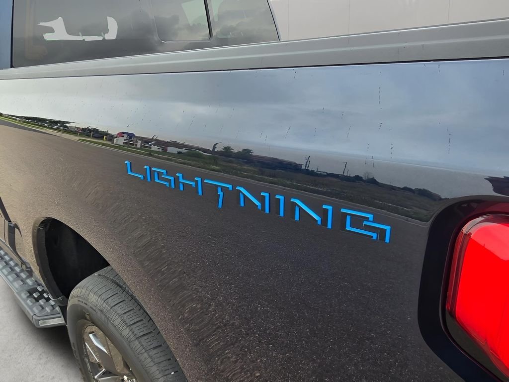 Used 2022 Antimatter Blue Metallic Ford LARIAT image 11