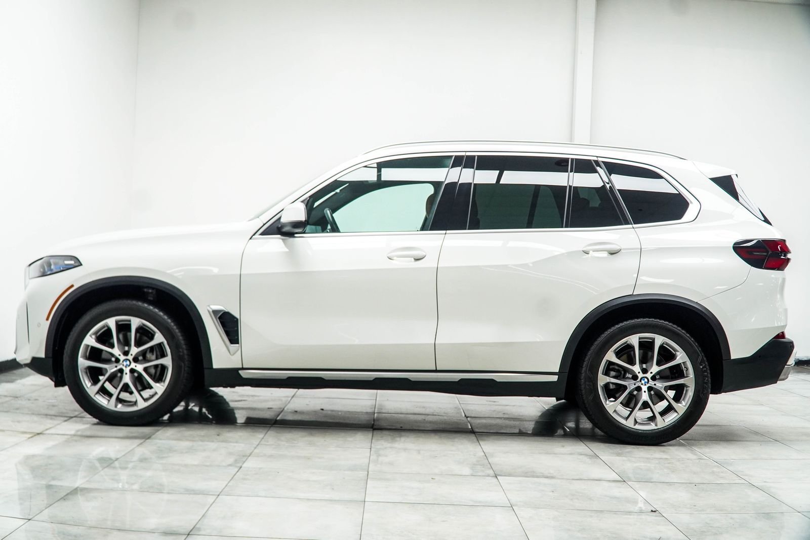 Used 2024 White BMW xDrive40i image 11