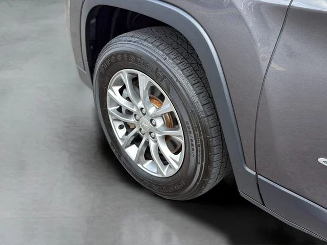 Used 2019 Gray Jeep Latitude Plus image 27
