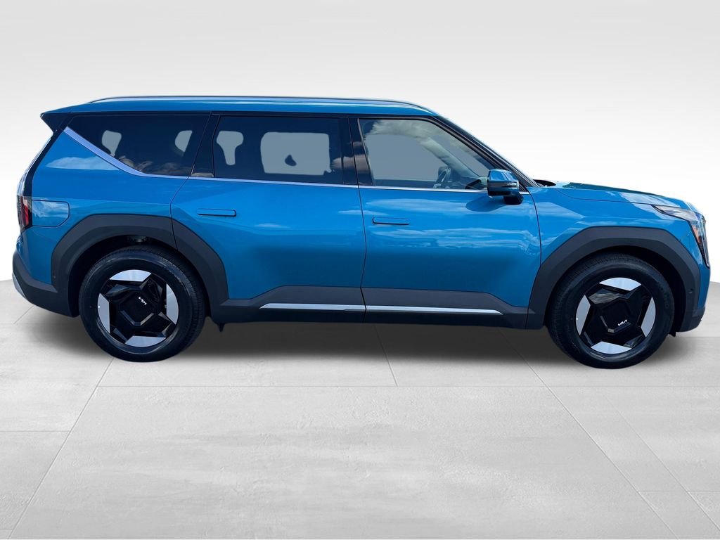 New 2026 Ocean Blue Kia Wind AWD image 8