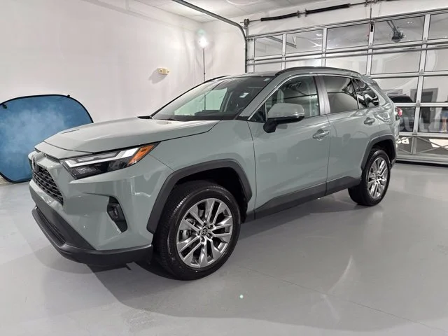 Used 2023  Toyota XLE Premium image 4