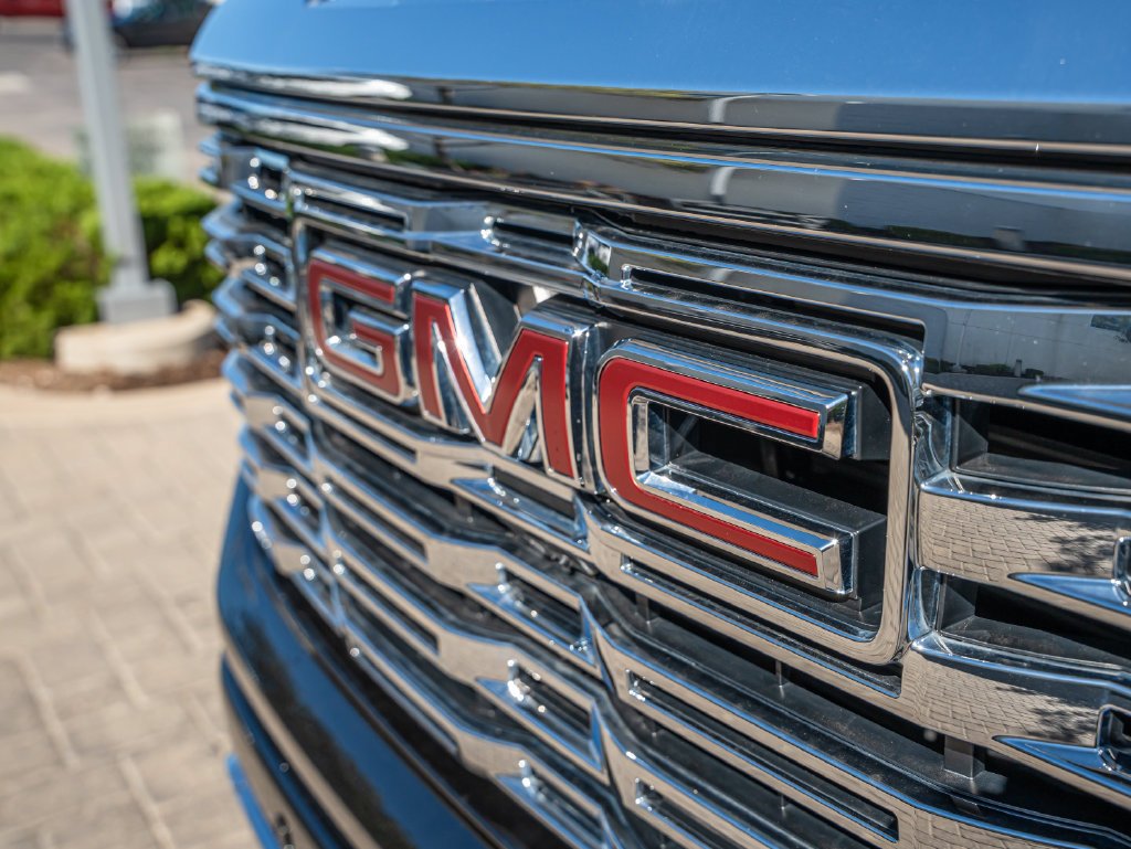 Used 2024 Onyx Black GMC Denali image 3