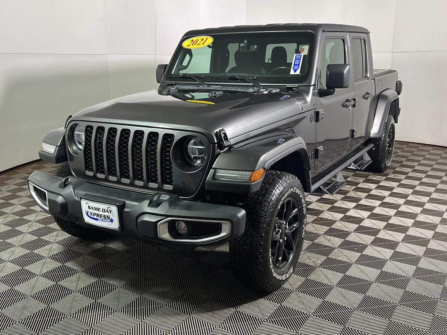 Used 2021 Granite Crystal Metallic Clearcoat Jeep Sport S image 11