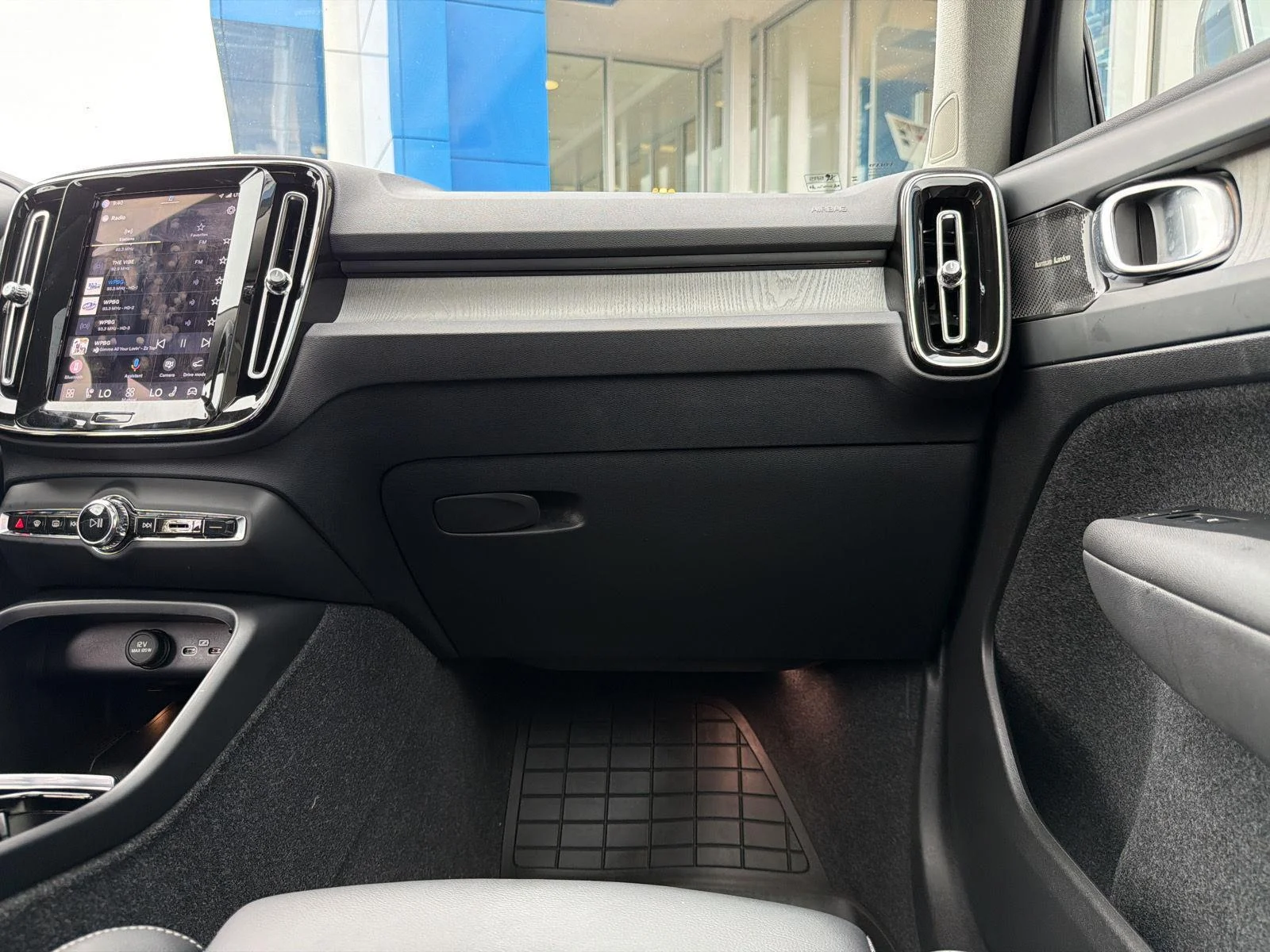 Used 2024 Vapor Grey Metallic Volvo Ultimate Bright Theme image 33