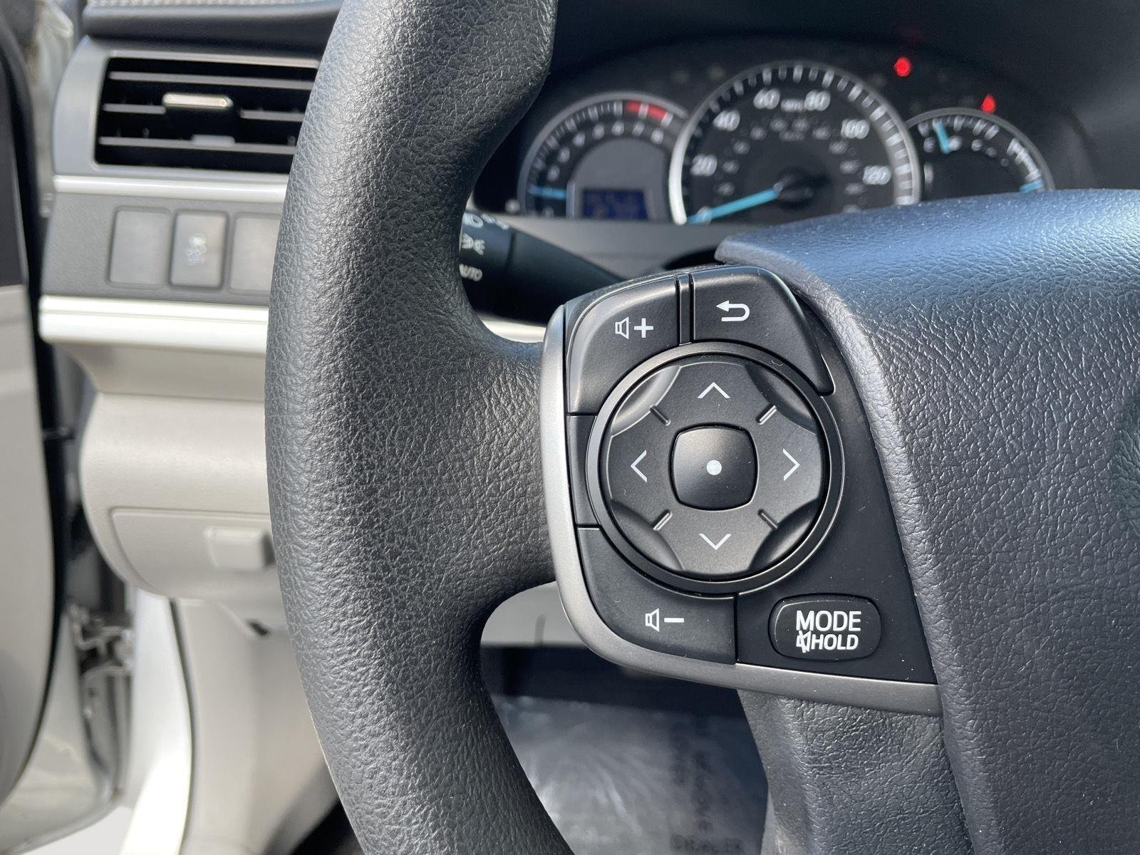 Used 2014 Classic Silver Metallic Toyota LE image 18