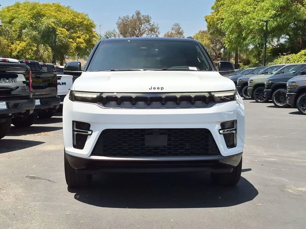 New 2026 Bright White Clear-Coat Exterior Paint Jeep Summit Reserve image 2