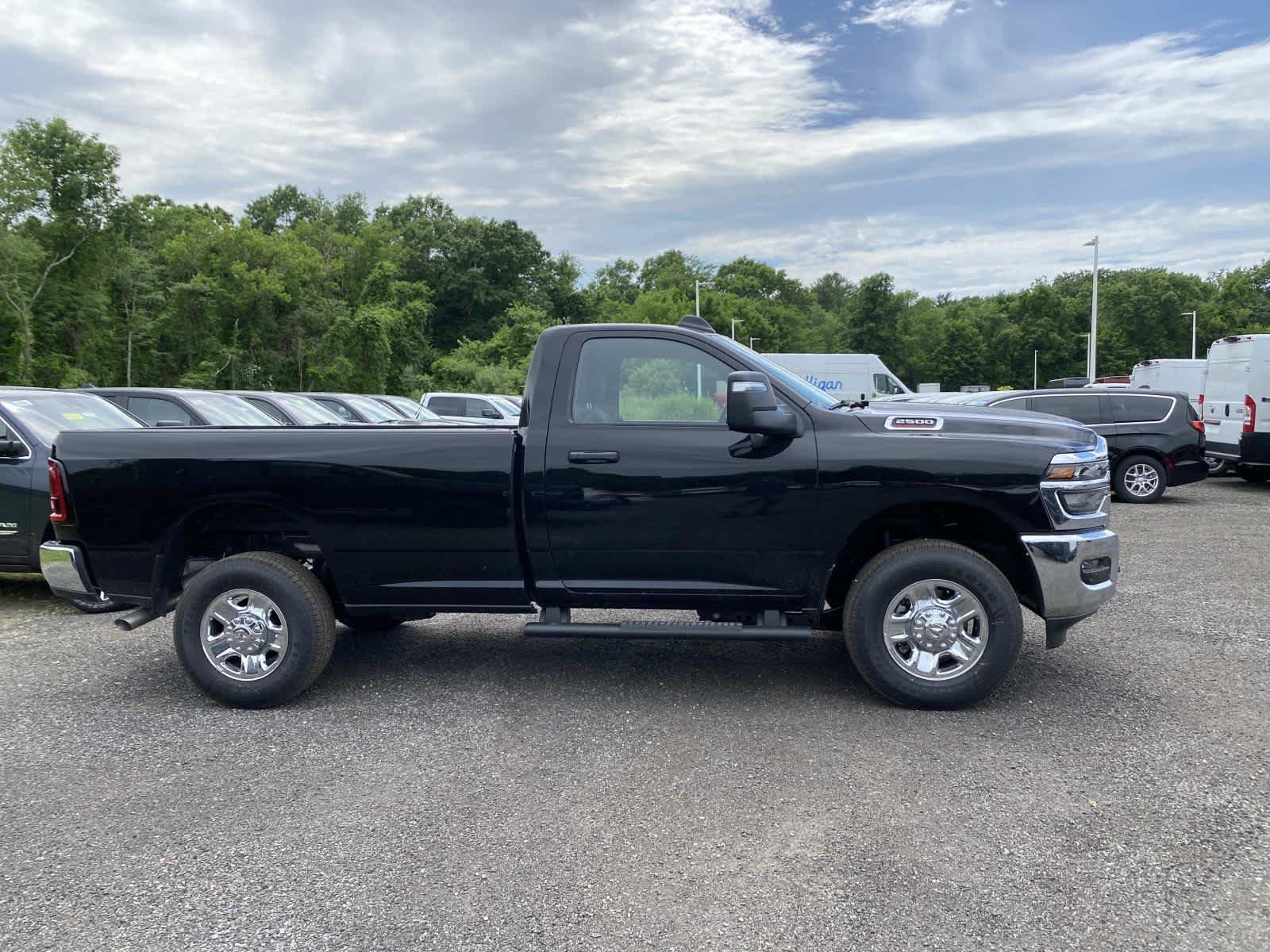 New 2026 Diamond Black Crystal Pearl-Coat Exterior Paint RAM Tradesman image 2