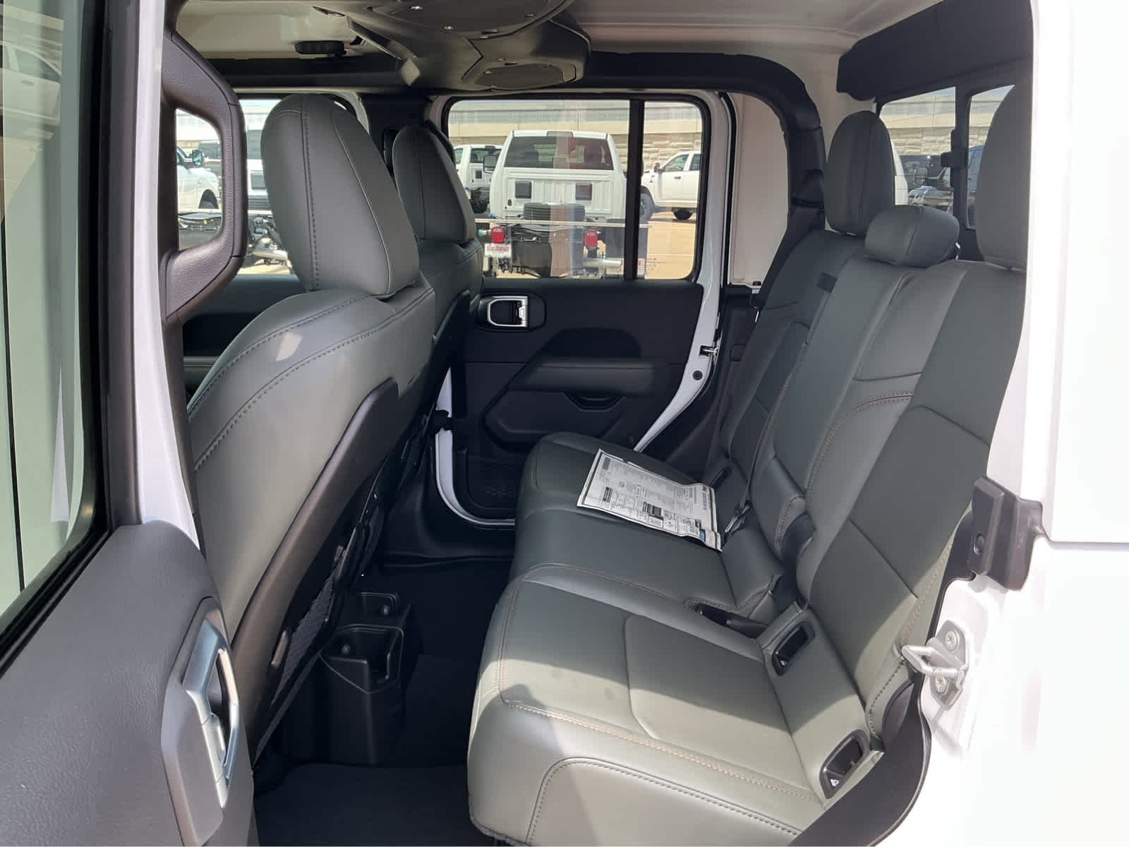 New 2026 Bright White Clear-Coat Exterior Paint Jeep Mojave image 17
