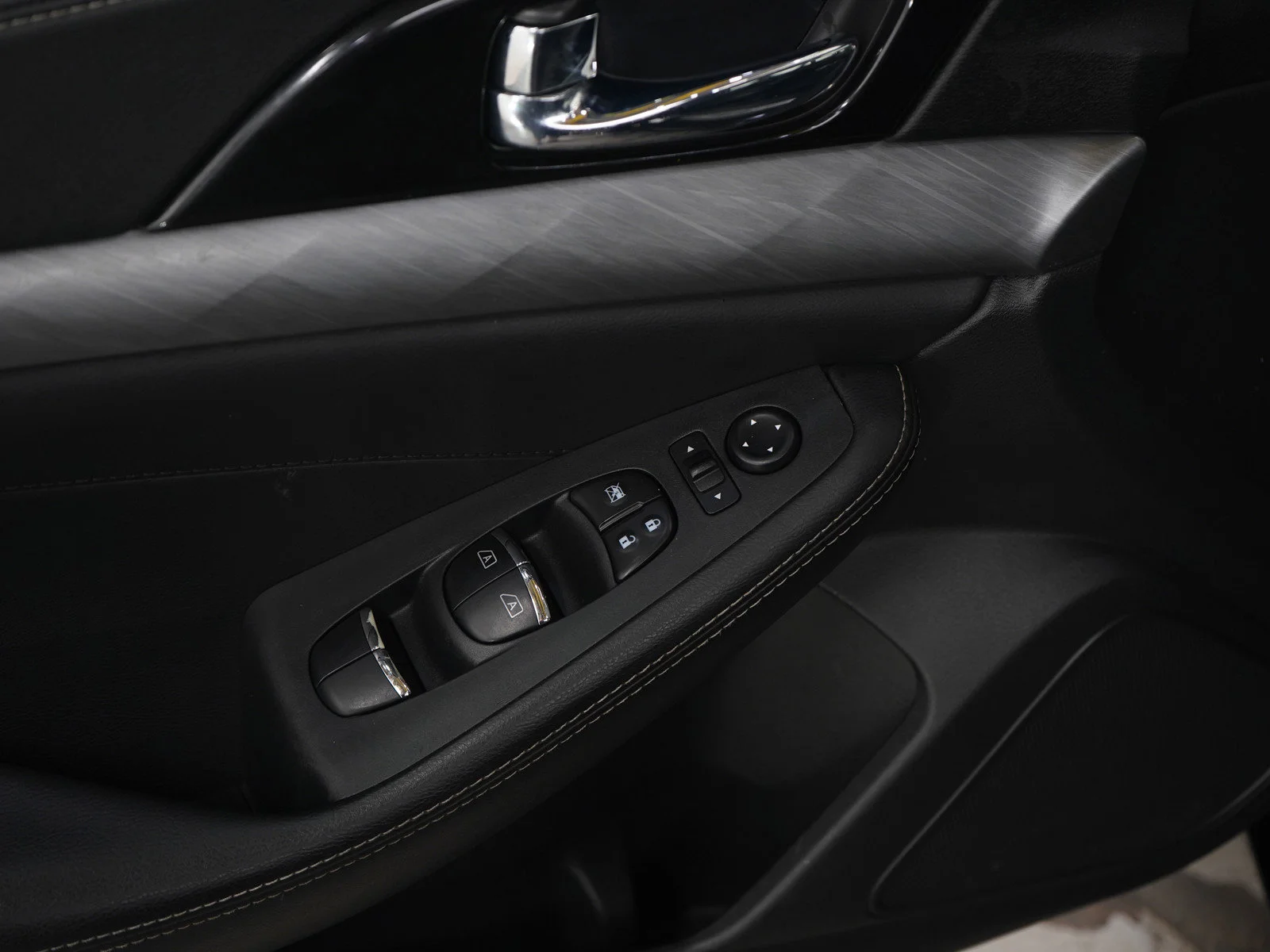 Used 2017 Super Black Nissan 3.5 SV image 21